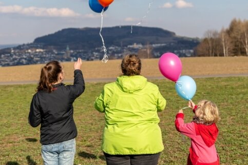 Wenn Corona schwere Zeiten in Familien noch schwerer macht - Luftballons in den Himmel steigen zu lassen, ist ein festes Ritual bei den Maltesern und ihrer Arbeit mit den Kindern.