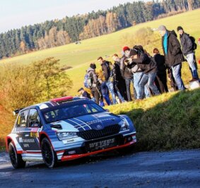 Wenn das Auto stehen bleibt - Rallyepilot Carsten Mohe  und sein Beifahrer aus Tannenberg traten zur 57. ADAC-Rallye Erzgebirge weder im Renault Megane Maxi noch im gemieteten Skoda Fabia Rally2 Evo an. 
