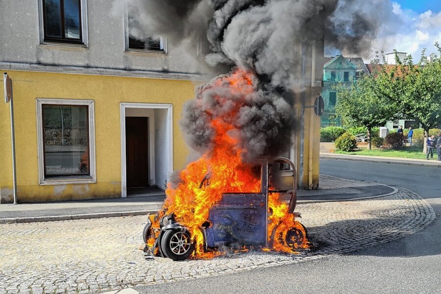 Wenn das E-Auto brennt: Sind Mittelsachsens Wehren gerüstet? - Wenn ein E-Auto wie hier in Flammen steht, brauchen Feuerwehren mehr Löschwasser am Brandort. Vor dem Hintergrund erscheint der Wunsch nach größeren Tanklöschfahrzeugen nachvollziehbar. 