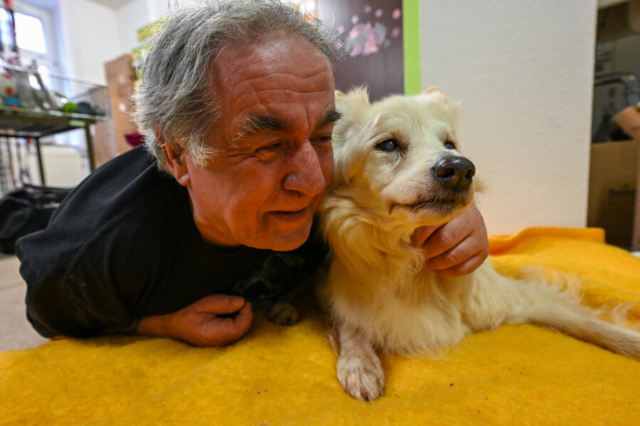Helfen mit Tieren: Jürgen Burkert besucht Chemnitzer Alten- und Pflegeheime mit seinem 19 Jahre alten Hund Carlo. 