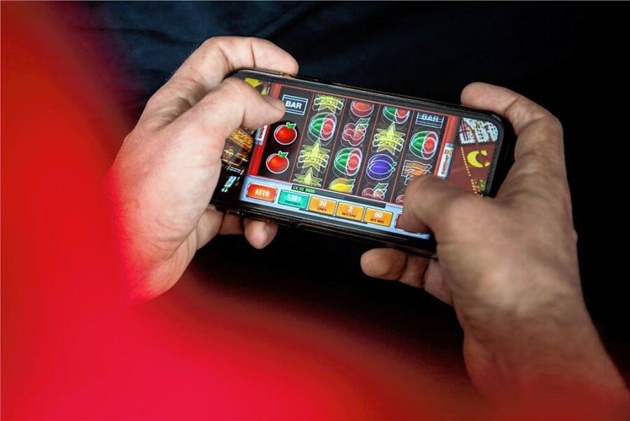Wenn das Handy zum Online-Casino wird - Online-Glücksspiele sind besonders gefährlich, da sie überall verfügbar sind - auf dem Handy, am PC oder auf dem Laptop.