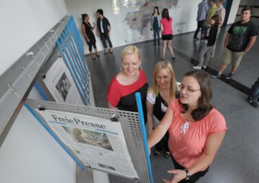 Wenn das Zeitunglesen zur Routine wird - Susan Neuhaus, Ausbildungsverantwortliche bei der IHK Chemnitz, und die beiden Azubis Maria Klingner und Kathleen Strauch (von links) schauten sich gestern ausgiebig im Druckzentrum um.