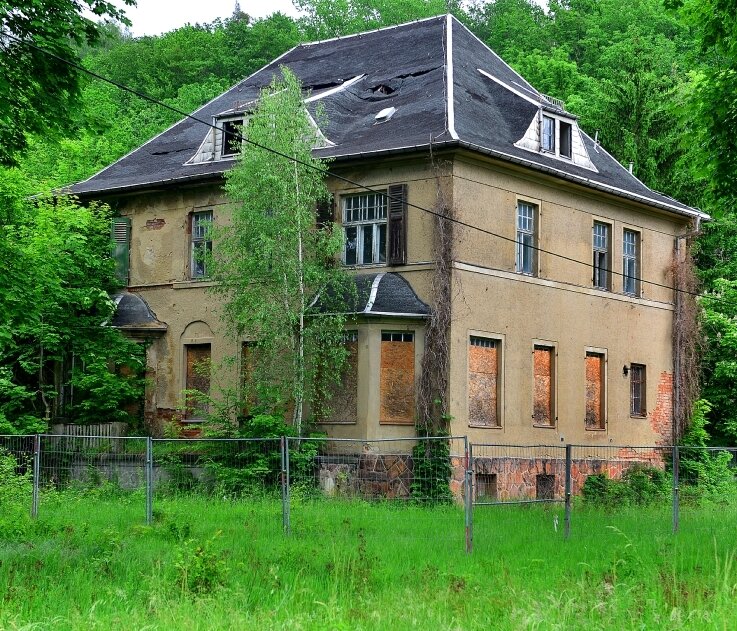 Wenn der Gewinner zweiter Sieger wird - Baufällig und ruinös: So präsentiert sich derzeit die ehemalige Kommandantenvilla im einstigen KZ Sachsenburg. 
