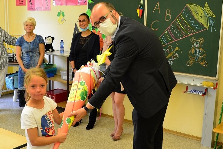 Kultusminister Christian Piwarz überreichte zunächst an der Grundschule Grünlichtenberg eine Zuckertüte an Amelie. 