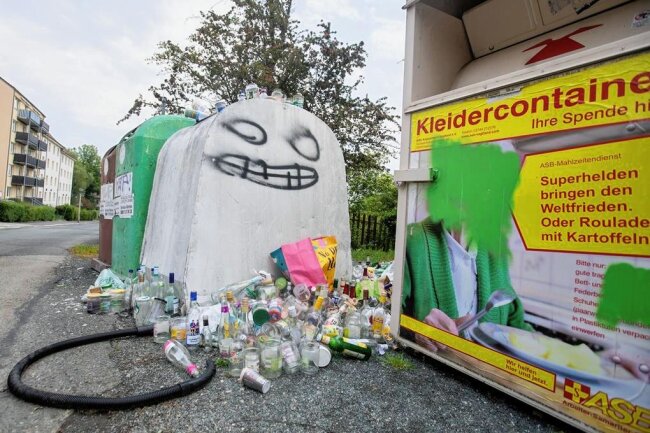 Wenn der überquellende Glascontainer grimmig grinst: Verärgerte Plauenerin bringt Behörden und Entsorger auf Trab - Als würde der Glascontainer seine Betrachter auslachen: So sah es bis Mittwochnachmittag in Plauen an der Einmündung Dittes-/Comeniusstraße aus. Inzwischen ist das Problem entschärft worden.