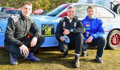 Wenn der Vater mit den Söhnen - Aaron, Henrik und Arwed Jungnickel (von links) hat das Rallye-Fieber gepackt. 