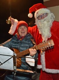 Wenn der Weihnachtsmann vom Balkon aus grüßt - Dorethea Richter spielte Gitarre, Weihnachtsmann Daniel, auch bekannt als Eismann von Flöha, läutete das Glöckchen.