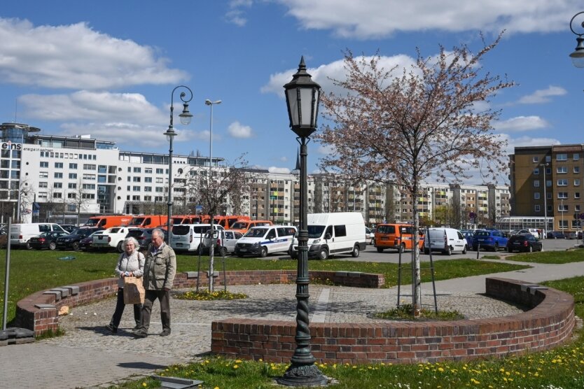 Die Insel des Lichts mit den Laternen der Partnerstädte nahe der Kreuzung Bahnhofsstraße/Zschopauer Straße: Im Zuge der Bauarbeiten auf dem dahinterliegenden Parkplatz werden die Leuchten abgebaut. 