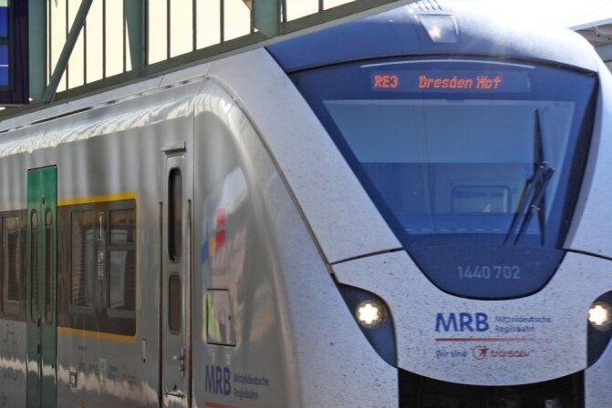 Wenn die Bahn die eigenen Pläne nicht kennt - Der Regionalexpress nach Dresden wird umgeleitet. Doch die elektronischen Anzeigen lassen den Zug ausfallen. 