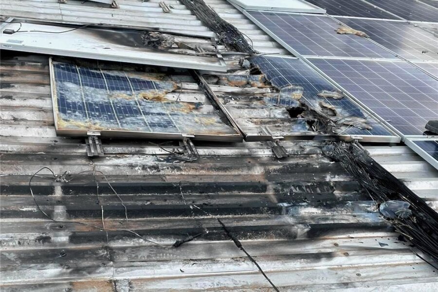 Wenn die Fotovoltaik brennt: Feuerwehr Rossau im Großeinsatz - Durch das Feuer wurden Teile der Fotovoltaik-Anlage auf dem Dach eines ehemaligen Schweinestalls in Seifersbach zerstört. 