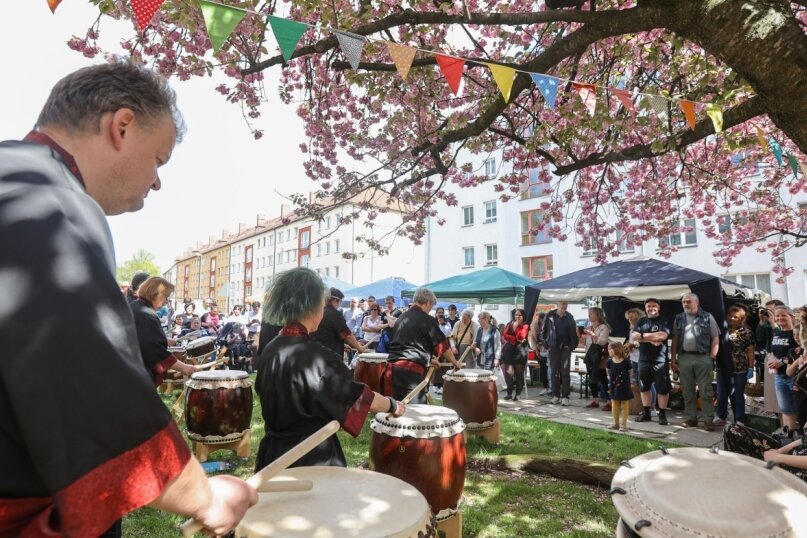 Wenn die Kirschblüte zu einem Fest wird - Endlich mal was los im Viertel: Japanische Trommel-Kunst sorgte beim ersten Frühlingsfest unter den blühenden Kirschbäumen an der Lutherstraße für ostasiatisches Flair.