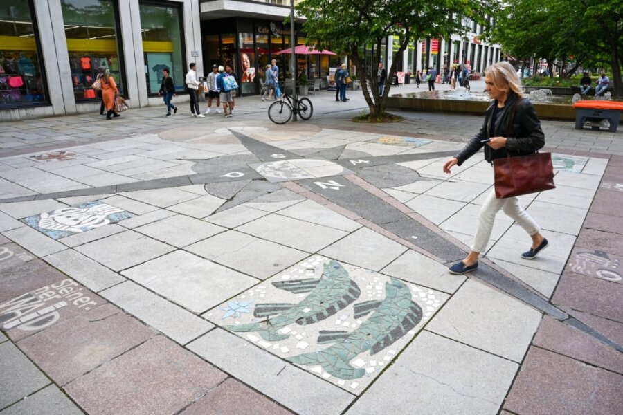 Das 1965 vom Maler Gerhard Klampäckel entworfene Bodenmosaik einer Windrose mit Tierkreiszeichen auf dem Rosenhof steht für kommendes Jahr auf der Liste geplanter Sanierungen. 