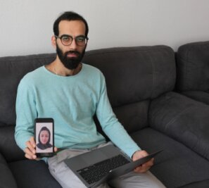Wenn die Liebe an Grenzen stößt - Verzweifelt versucht Mujtaba Rashidi, per Laptop und Smartphone Kontakt mit seiner Frau zu halten. Oft hat sie in Kabul kein Netz. "Dann weiß ich nicht, wie es ihr da unten geht. Es ist die Hölle!"