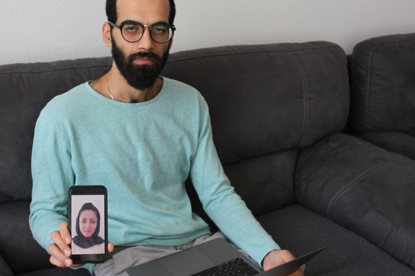Verzweifelt versucht Mujtaba Rashidi, per Laptop und Smartphone Kontakt mit seiner Frau zu halten. Oft hat sie in Kabul kein Netz. "Dann weiß ich nicht, wie es ihr da unten geht. Es ist die Hölle!"