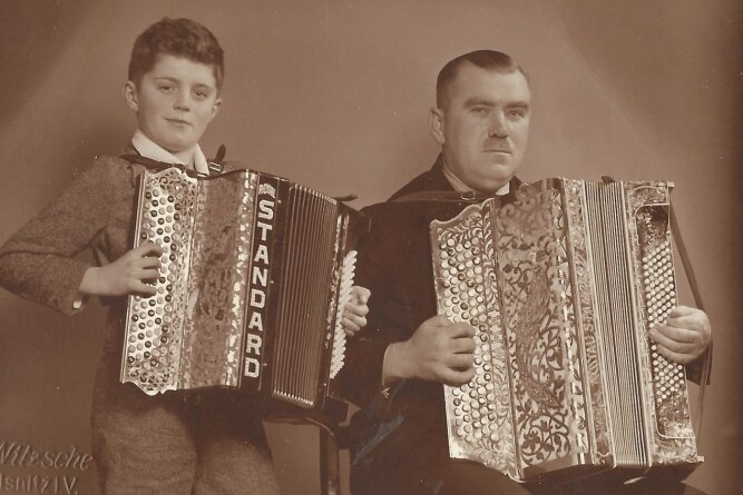 Wenn die Liebe zur Musik im Blut liegt - Der kleine Karl-Heinz spielte schon als Kind bei Hochzeiten mit Vater Alfred. Eines seiner Akkordeons kommt heute zu neuer Ehre.