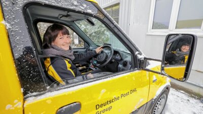 Wenn die Postfrau rechts aussteigt - Die Glauchauer Standortleiterin Stefanie Bohnig auf dem Fahrersitz des ersten Rechtslenker-Elektro-Paketzustellerfahrzeugs der Deutschen Post im Landkreis Zwickau. 