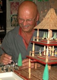 Wenn die Pyramide zum Patienten wird ... - 
              <p class="artikelinhalt">Der Nassauer Siegfried Walter restauriert eine Weihnachtspyramide aus den 30er Jahren, die ihm aus Berlin zugeschickt wurde. </p>
            