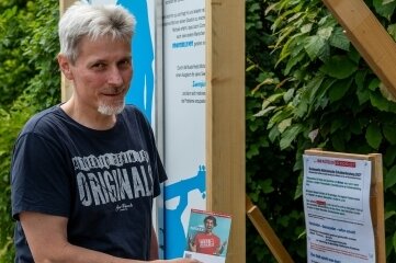 Mit einer Tafel am Sitz der Diakonie an der Bismarckstraße machte die Hilfsorganisation auf das Problem der Überschuldung aufmerksam. Im Foto Berater Dirk Beyer. 