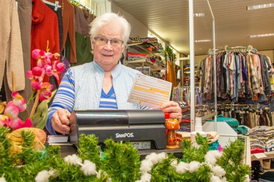 Gudrun Meinig steht mit 80 noch im Ladengeschäft und Onlinebanking ist wirklich nicht ihr Ding. Nun hat sie nach der Schließung der örtlichen Sparkassen-Filiale ein Problem mit Bargeld und Überweisungen. 