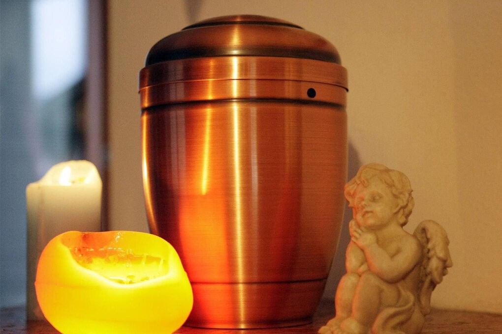 Wenn die Urne im Garten vergraben wird Pfarrerin prangert illegale