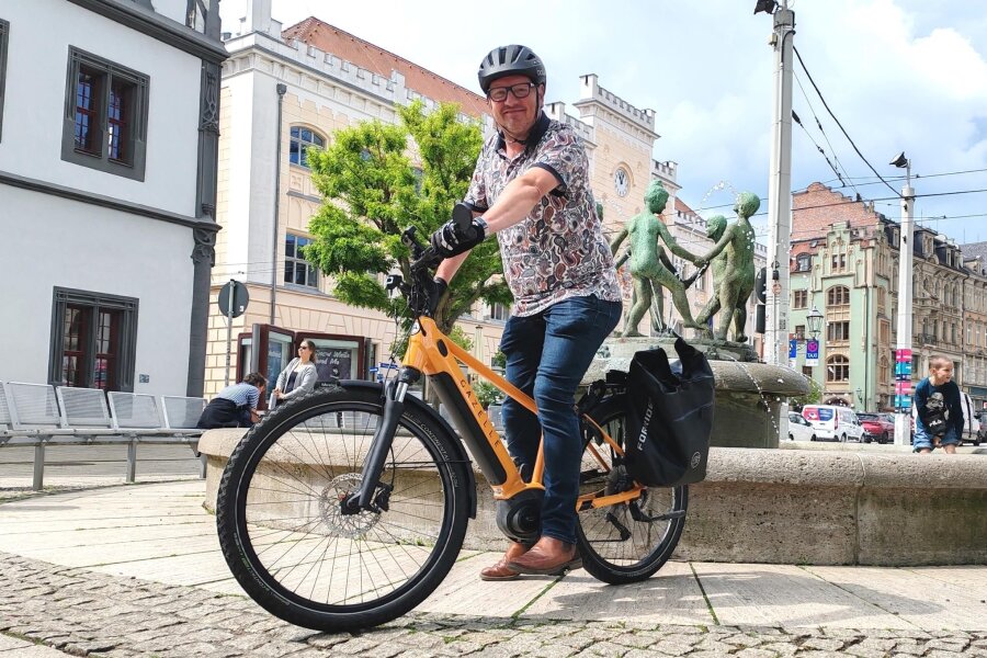 Wenn ein Autofahrer aufs Rad umsteigt: Gefährliche Ecken und Traumstrecken in Zwickau - Mit der gelben „Gazelle“ im Zwickauer Stadtzentrum: Mario Dudacy ist begeistert von seinem neuen Fortbewegungsmittel.