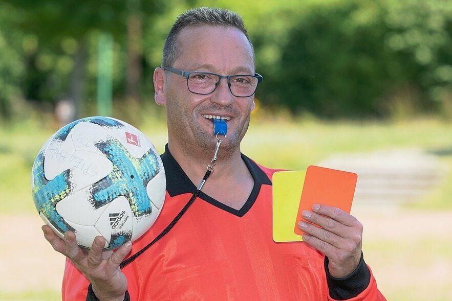 Wenn ein Feuerwehrmann zur roten Karte greift - Beim Benefiz-Turnier am 24. Juli in Wernsdorf gehört Frank Bemert zum Schiedsrichter-Team. 