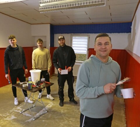 Auch der Meeraner Trainer Sven Schmidt (rechts) nahm bei der Umgestaltung der Kabine den Pinsel mit in die Hand. 