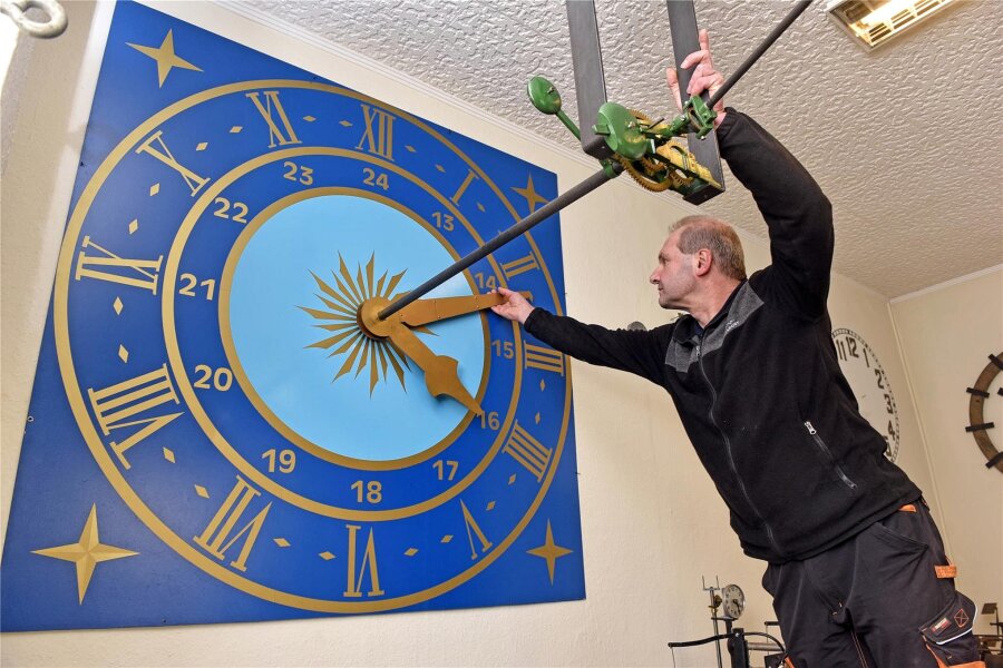 Wenn eine Stunde Zeitumstellung ein Wochenende Arbeit bedeutet: Ein Besuch im Uhrenmuseum von Chemnitz - Dirk Röder ist Betreiber des Uhrenmuseums Chemnitz. Steht die Zeitumstellung an, hat er richtig viel zu tun.
