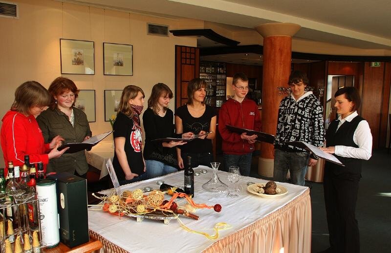 Wenn Essen und Trinken Beruf werden soll - 
              <p class="artikelinhalt">Sophie Meyer (rechts) von gleichnamigen Hotel in Glauchau erklärt den Schülern, was für eine richtige Speisenfolge im Menü wichtig ist.</p>
            