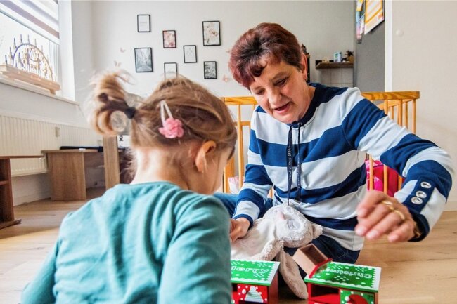 Wenn Familien Hilfe brauchen: Eine 57-Jährige betreut ein Patenkind aus Aue - Familienpatin Simone Wallus mit ihrem Schützling.