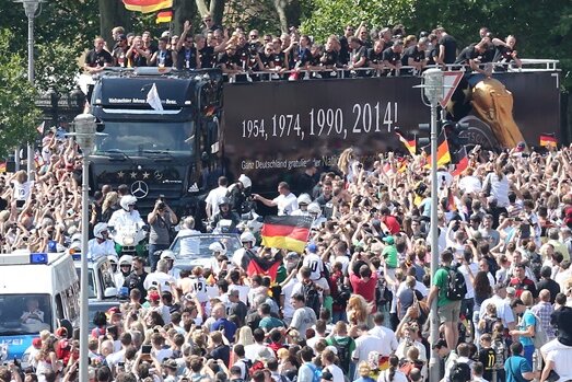 Die Weltmeister auf ihrem Weg zur Fanmeile am Brandenburger Tor in Berlin.
