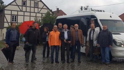 Wenn Gemeinderäte Bus fahren - Bürgermeister Udo Eckert (2.v.r.) charterte den Bus, um den Interessierten vor Ort den Stand der Dinge zu den Vorhaben in der Gemeinde zu erklären.