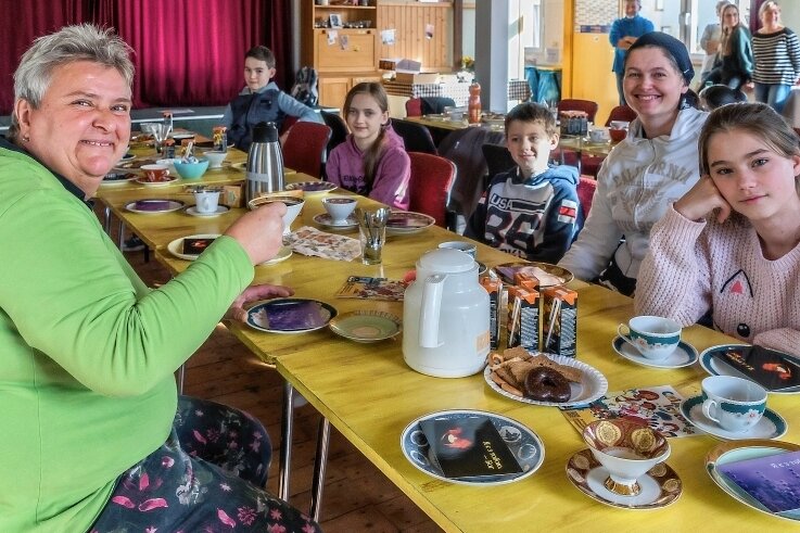 Wenn Hilfsbereitschaft keine Grenzen kennt - Annett Seifert (links) hat in Großrückerswalde das Kontaktcafé für geflüchtete Ukrainerinnen ins Leben gerufen. 