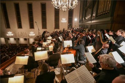 Wenn Himmel und Erde wanken - Beim Konzert zum Chemnitzer Friedenstag in der Kreuzkirche in Chemnitz wurde es auf der Orgelempore eng: Robert-Schumann-Philharmonie und Kreuzchor musizierten über den Köpfen von 250 Zuhörern.