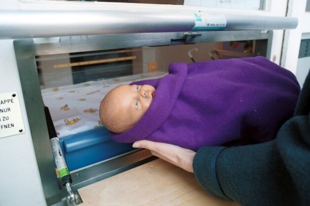Wenn in der Babyklappe ein Säugling liegt - Junge Mütter können in einer Babyklappe anonym ihr neugeborenes Kind abgeben. 