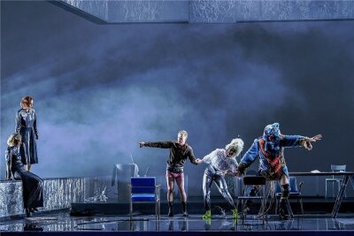 Wenn Irre Blinde führen - Agnes Mann, Karina Plachetka, Torsten Ranft, Kriemhild Hamann, Philipp Lux (von links) in der Dresdner Inszenierung von Shakespeares "König Lear". 