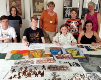 Wenn Kinder sich mit den Künsten beschäftigen - Helga Mühlmann (Mitte) und die Arbeitsgemeinschaft Bildende Kunst in Trägerschaft des Deutschen Kinderschutzbundes in Plauen hat vier freie Plätze für talentierten Nachwuchs. 