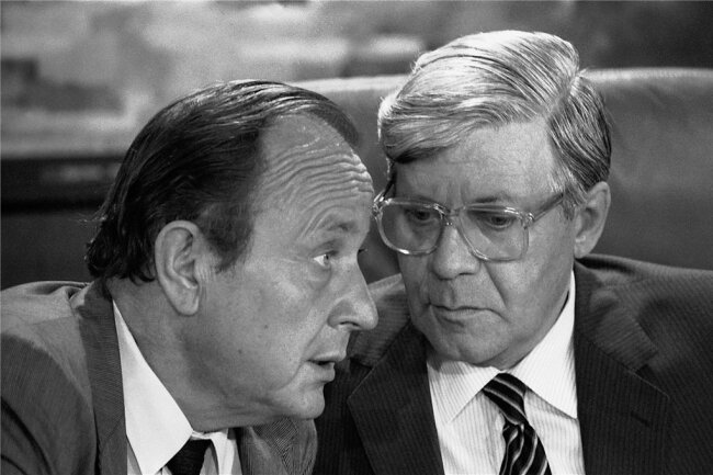 Wenn Liberale regieren - Der Sozialdemokrat und sein liberaler Regierungspartner: Bundeskanzler Helmut Schmidt (rechts) und Außenminister Hans-Dietrich Genscher Anfang der 1980er-Jahre während einer Kabinettssitzung in Bonn. 