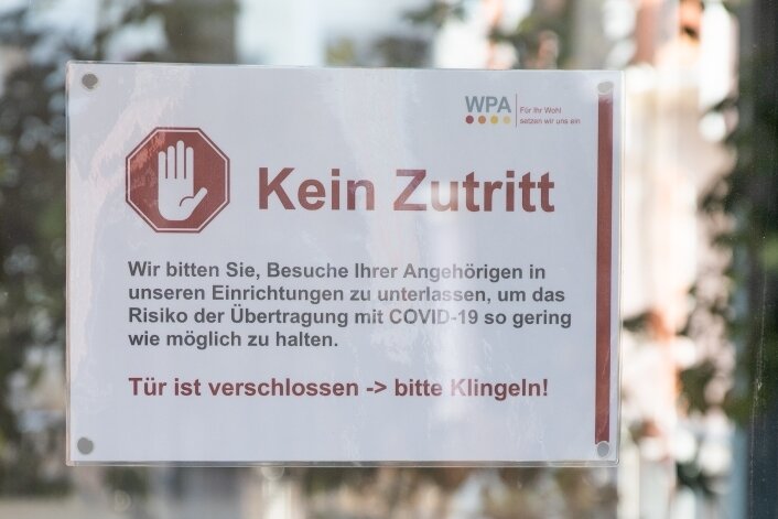 Wenn Liebe auf ein Besuchsverbot trifft - Vom Besucherverbot in Seniorenheimen sind alle Einrichtungen betroffen. Auch in Annaberg-Buchholz sind die Türen geschlossen. 