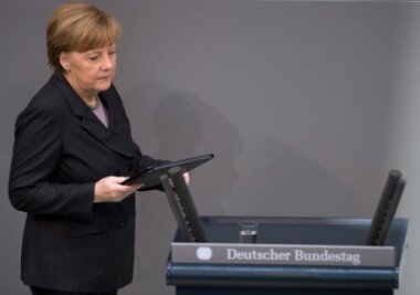 Wenn Merkel nach links schimpft - Bester Klang in jede Richtung: Bundeskanzlerin Angela Merkel tritt ans Rednerpult, das mit Microtech-Mikrofonen ausgestattet ist.