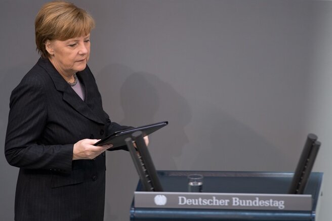 Wenn Merkel nach links schimpft - Bester Klang in jede Richtung: Bundeskanzlerin Angela Merkel tritt ans Rednerpult, das mit Microtech-Mikrofonen ausgestattet ist.