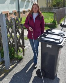 Wenn Mülltonnen auf dem Gehweg zur Stolperfalle werden - Jana Schlegel gehört als Mitglied des Behindertenbeirats zu den Organisatoren des Informationstages in Flöha. Sie zeigt hier eine Situation, die gehandicapte Mitbürger in Schwierigkeiten bringen kann. 