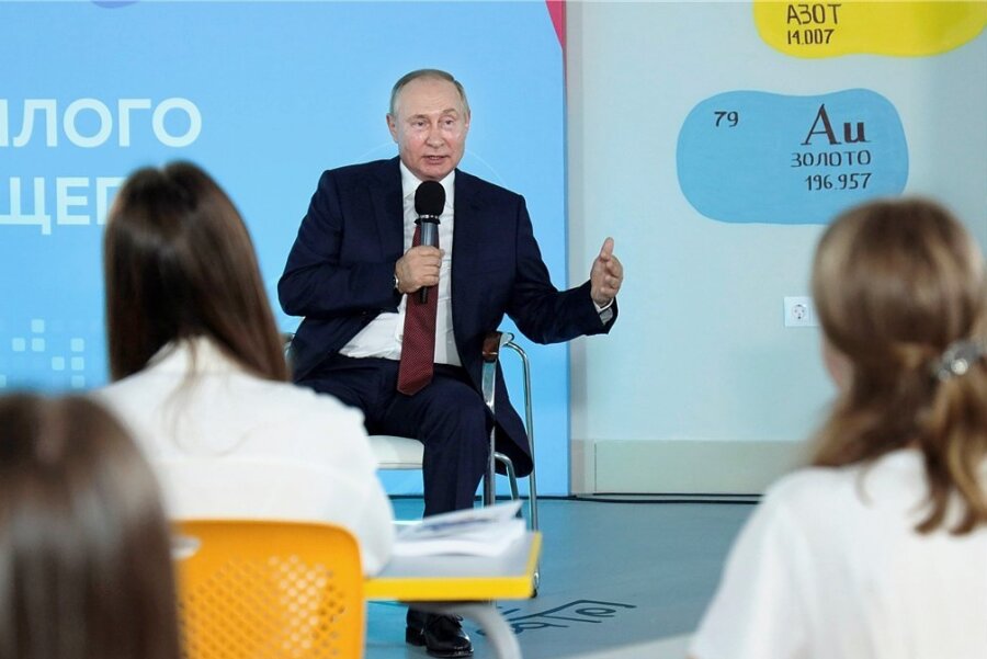 Putin im Gespräch mit Schülern. 