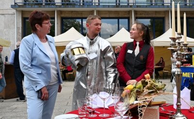 Wenn Schulabgänger sich die Lehrstelle aussuchen können - Gießereimechaniker trifft angehende Hotelfachfrau: Bei der IHK kam Gabriele Hecker (links) mit einigen Azubis ins Gespräch. 