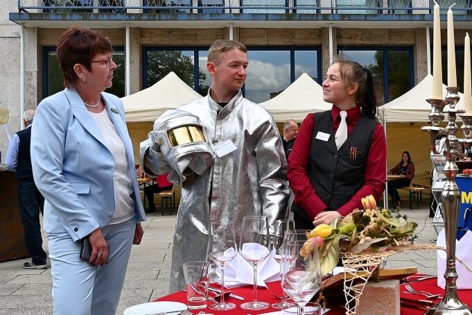Gießereimechaniker trifft angehende Hotelfachfrau: Bei der IHK kam Gabriele Hecker (links) mit einigen Azubis ins Gespräch. 