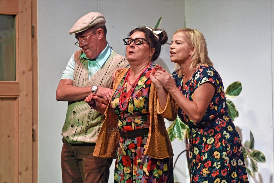 Wenn sich das halbe Dorf zum Theater trifft: Tohuwabohu im Erzgebirge - Tino Richter, links, Nancy Wiegand und Anja Richter gehören zu den Akteuren in „E Haisl stieht Kopp“.