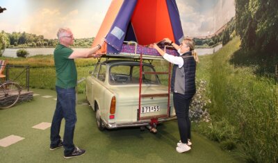 Wenn sich Trabi-Fans zum Treffen versammeln - Annett Lang und Joachim Blum vom August-Horch-Museum machen vor dem Trabitreff schon mal das Dachzelt schick. 