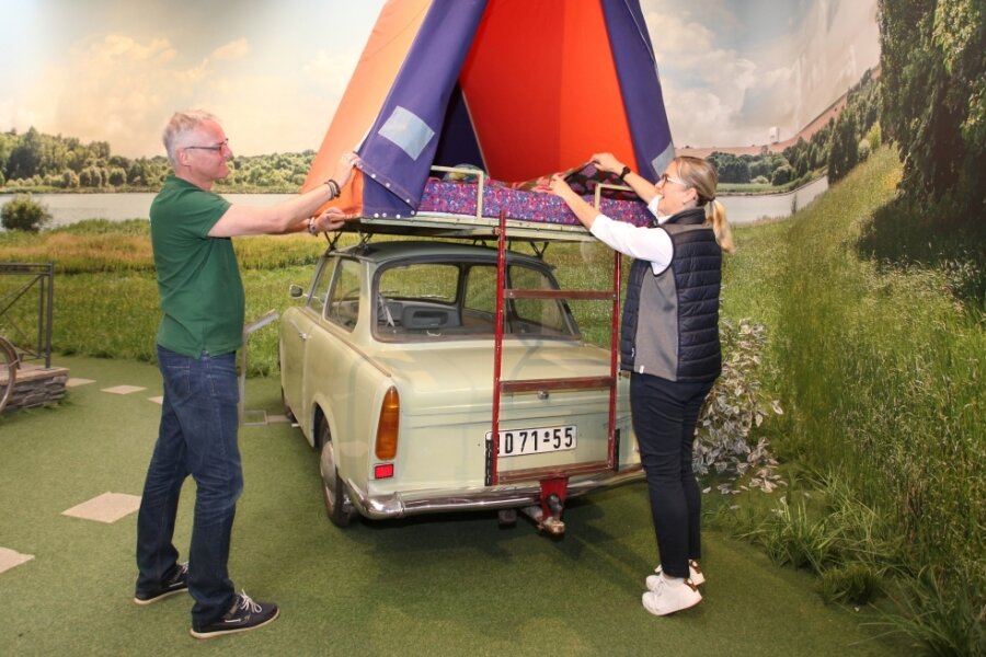 Wenn sich Trabi-Fans zum Treffen versammeln - Annett Lang und Joachim Blum vom August-Horch-Museum machen vor dem Trabitreff schon mal das Dachzelt schick. 