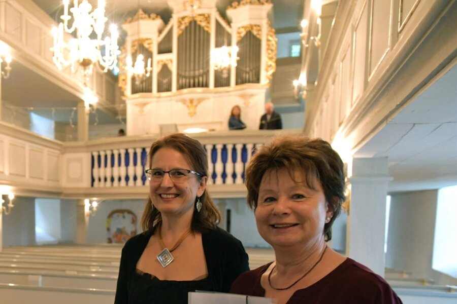Wenn Sturheit siegt: Nassauer Silbermann-Orgel in der Kirche erklingt zum 275. Jubiläum - Beate Ebenhöh (rechts), im Bild mit Organistin mit Eva Bublovà aus Tschechien in der Kirche Nassau, gehört zu den Organisatoren der Konzerte an der Silbermann-Orgel (im Hintergrund).