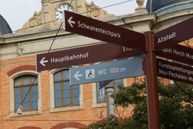 Wenn Touristen den Hauptbahnhof suchen - Am Georgenplatz weist ein Schild zum Hauptbahnhof.